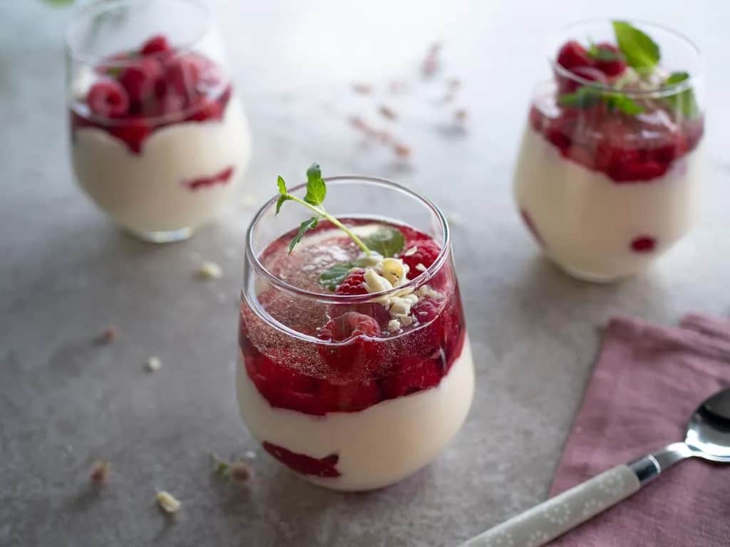 Najpyszniejszy fit deser z malinami - 3 proste przepisy na niskokaloryczne słodkości