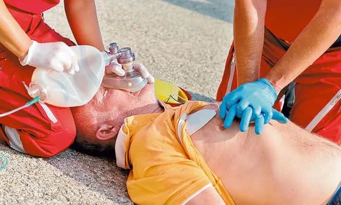 Pierwsza pomoc ile ucisków: Kluczowe zasady skutecznej resuscytacji