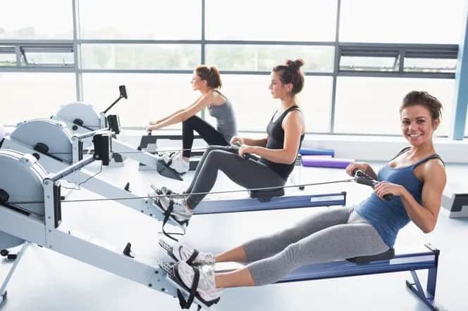 Jak prawidłowo ćwiczyć na maszynie do wiosłowania: Techniki i korzyści