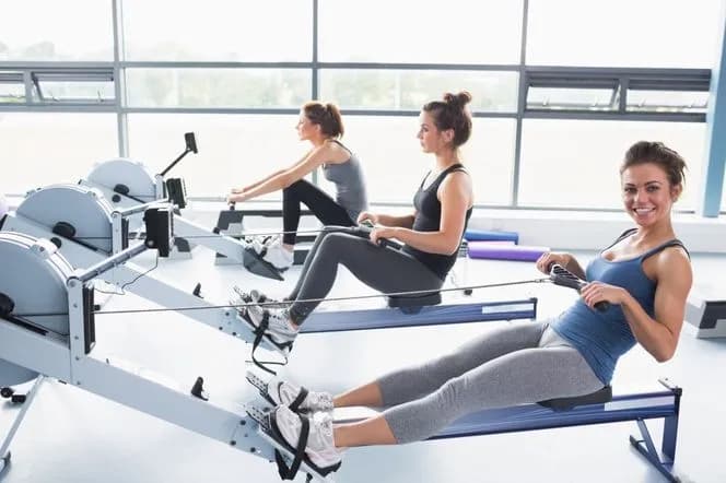 Jak prawidłowo ćwiczyć na maszynie do wiosłowania: Techniki i korzyści