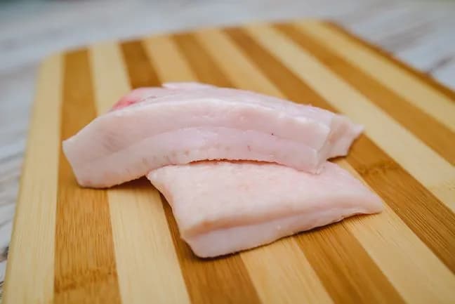 Czy surowa słonina jest zdrowa? Poznaj ryzyko i korzyści zdrowotne