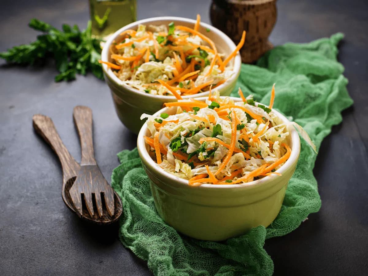 Jak zrobić dietetyczną surówkę z kapusty pekińskiej - przepis dla osób na diecie