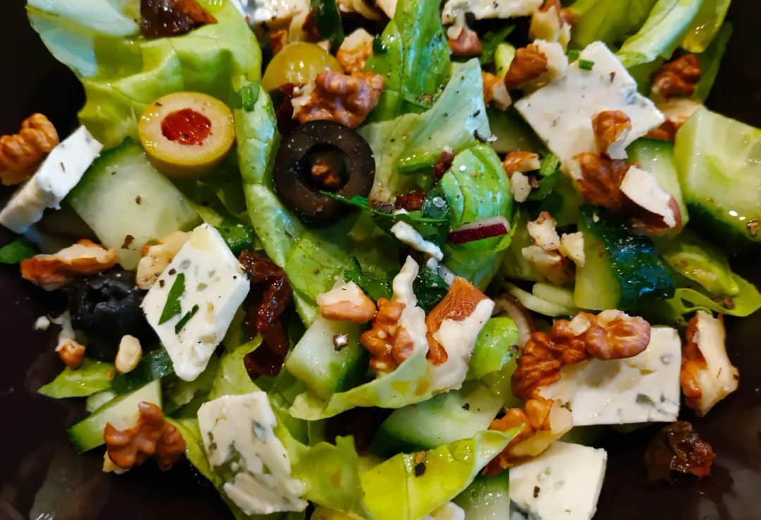 Przepis na sałatkę z serem pleśniowym i suszonymi pomidorami: 5 prostych kroków