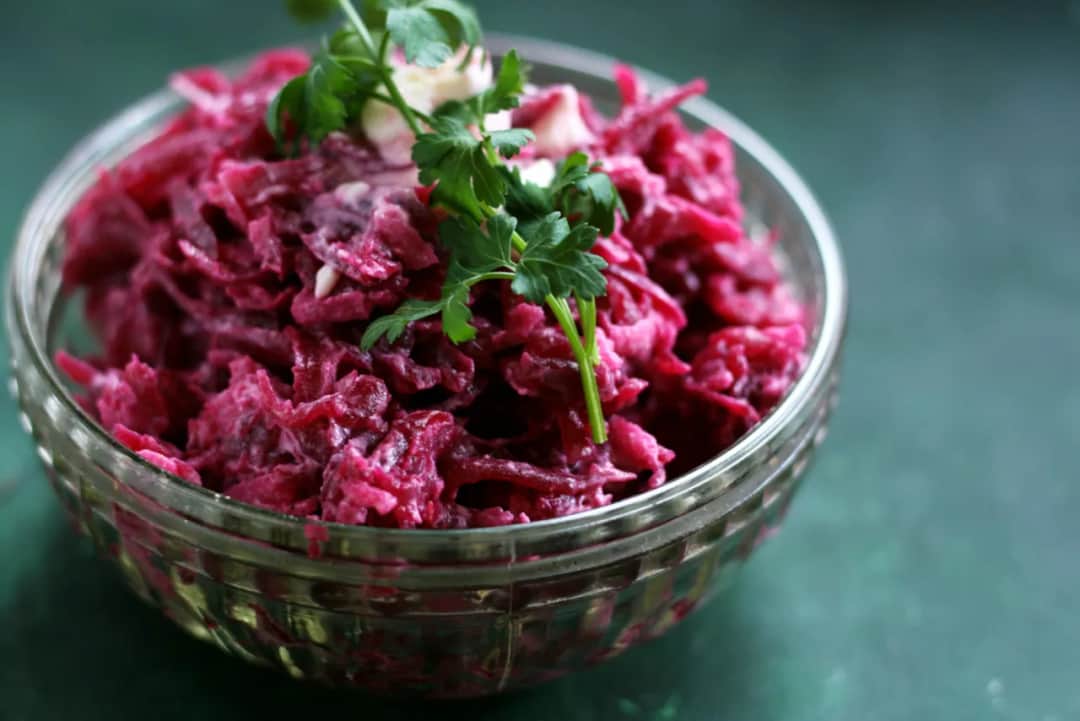 Pyszne bezglutenowe sałatki na imprezę: 10 prostych przepisów