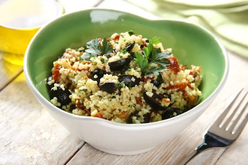 Dietetyczna sałatka z kaszą jaglaną: Przepis i wartości odżywcze