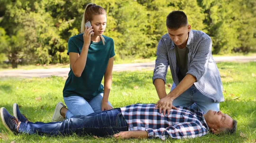 Dlaczego warto udzielać pierwszej pomocy? Ratuj życie i uniknij tragedii!