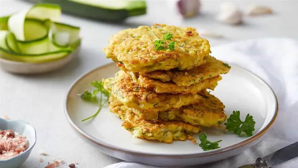 Najlepsze wegańskie placki z cukinii - prosty przepis na pyszne danie