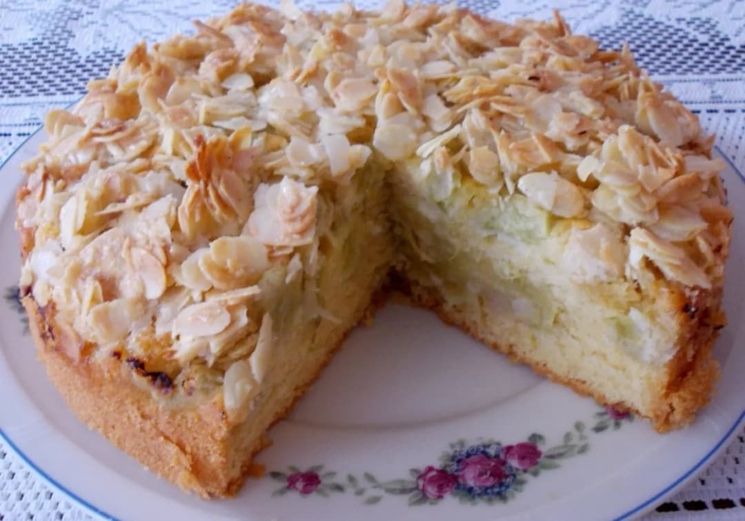 Przepis na najlepsze ciasto z rabarbarem i płatkami migdałowymi