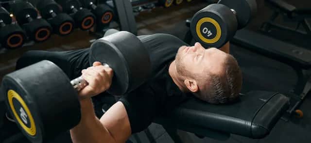 Kompletny poradnik treningowy: ciężary na siłowni dla początkujących