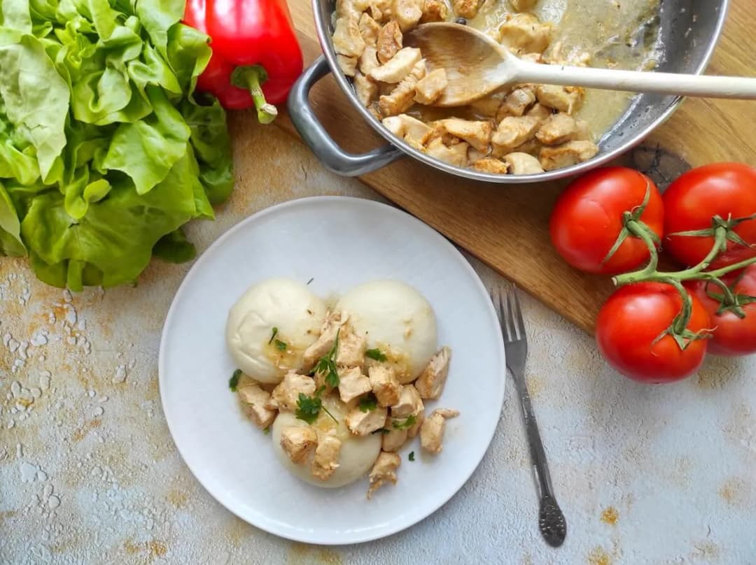 Jak zrobić najlepsze kluski na parze z kurczakiem - prosty przepis krok po kroku
