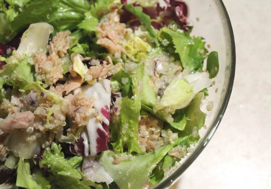 Szybka sałatka z komosą ryżową i tuńczykiem: przepis na zdrowy obiad