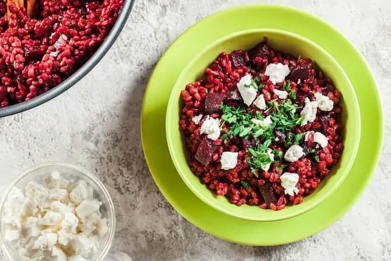 Przepis na kaszotto z burakiem i fetą: prostszy niż myślisz sposób na obiad