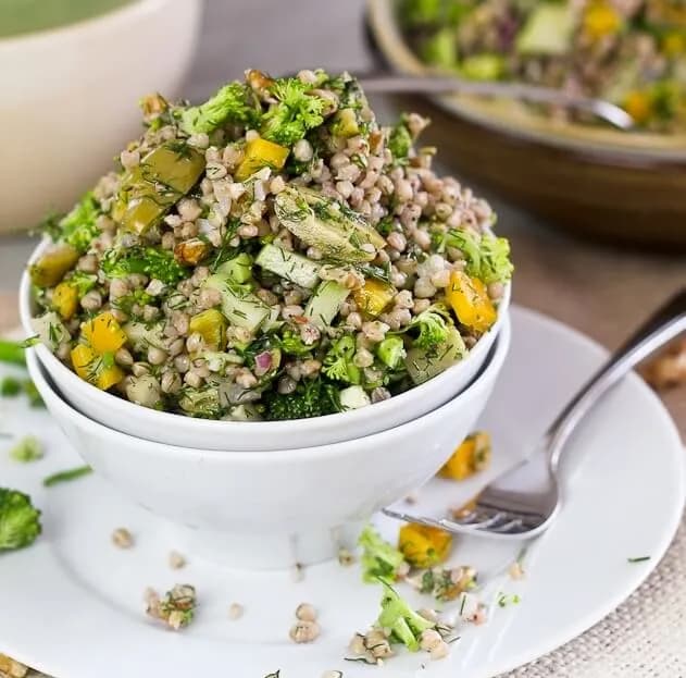 Jak przygotować dietetyczne sałatki z kaszami: 5 najlepszych przepisów