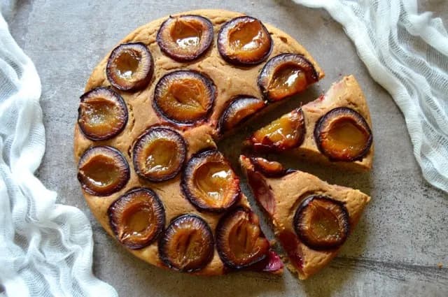 Pyszne ciasto ze śliwkami fit: przepis na zdrowy deser bez cukru