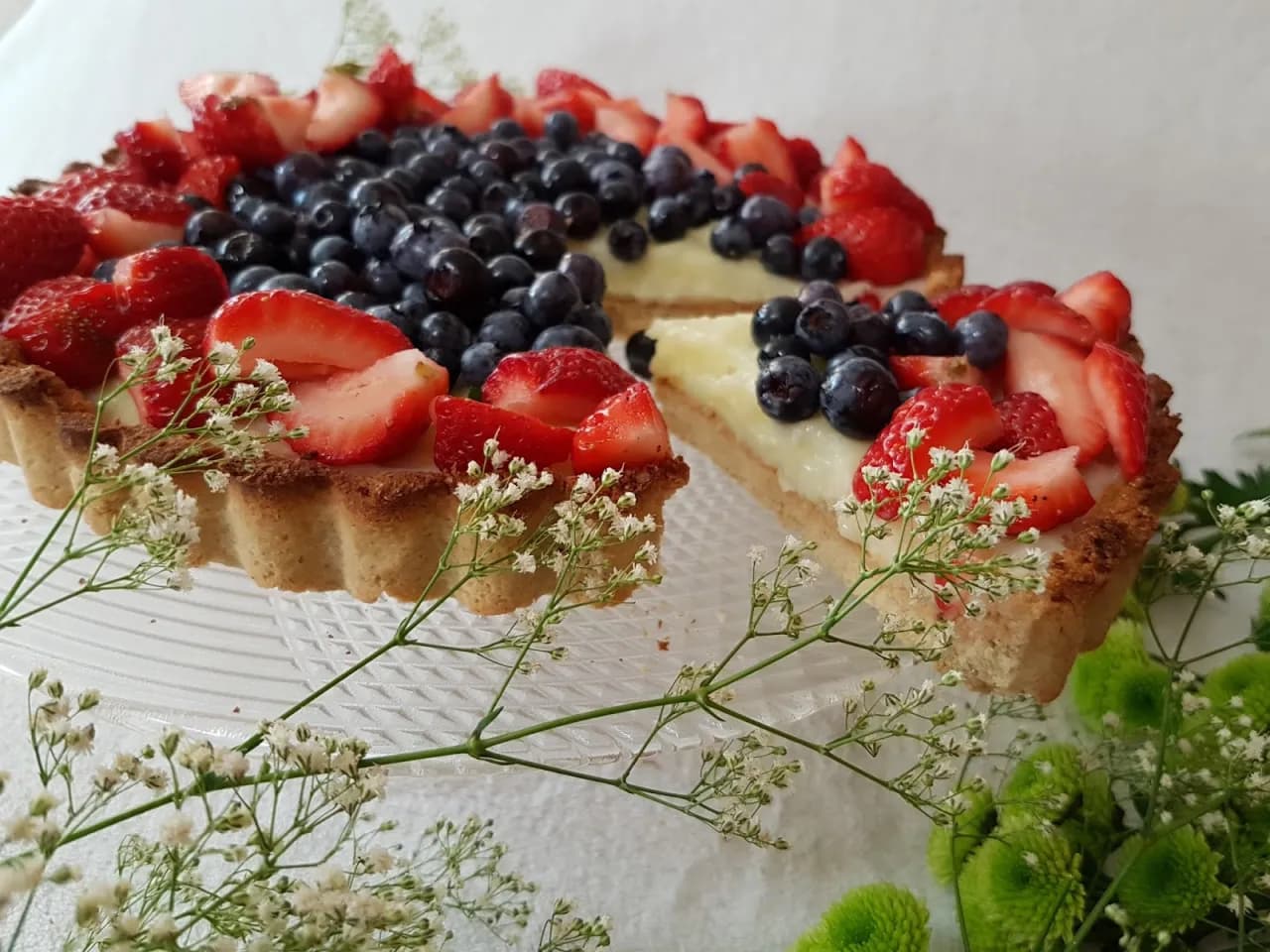 Fit tarta z owocami i budyniem: przepis na zdrowy deser