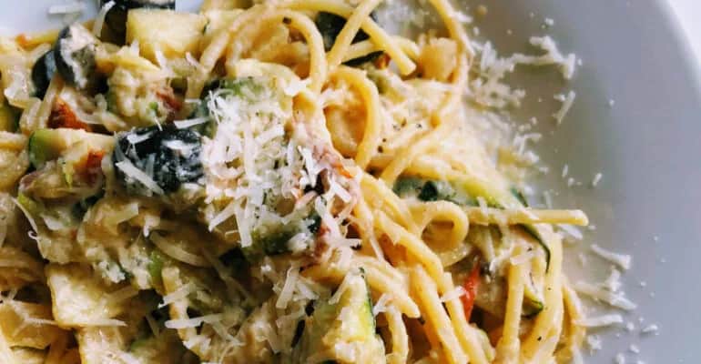 Błyskawiczny makaron z ricottą i cukinią: przepis na kremowy obiad