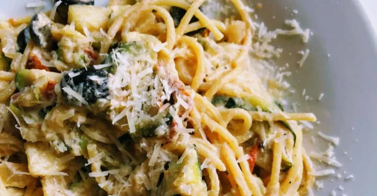 Błyskawiczny makaron z ricottą i cukinią: przepis na kremowy obiad