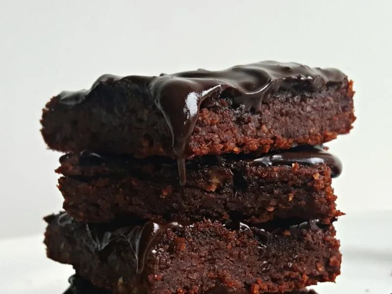 Najlepsze wegańskie brownie z fasoli - przepis na zdrowy deser bez cukru