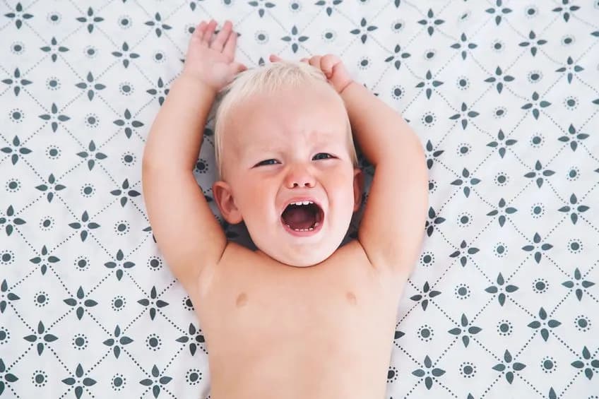 Ból brzucha u 2-latka - jak skutecznie pomóc maluchowi?