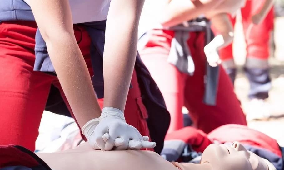 Jak wygląda szkolenie z pierwszej pomocy i co warto wiedzieć?