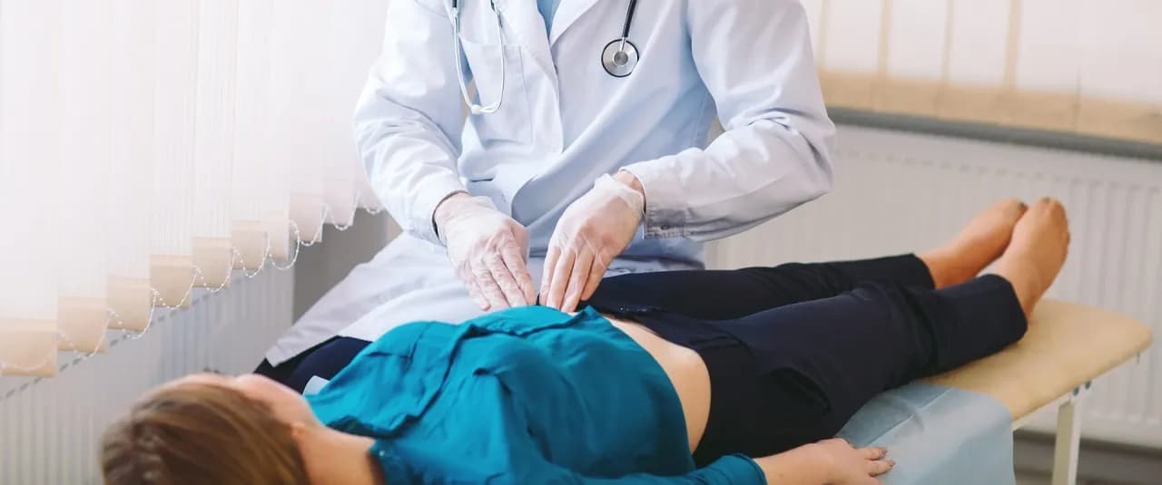 Jaki lekarz zajmuje się jelitami? Poznaj specjalistów, którzy pomogą