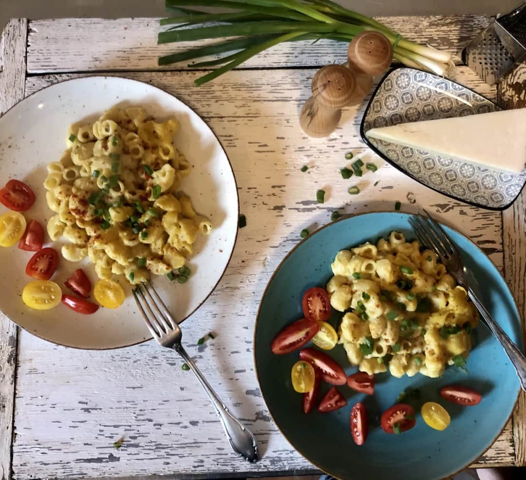 Jak zrobić wegański mac and cheese - przepis na kremowy makaron serowy