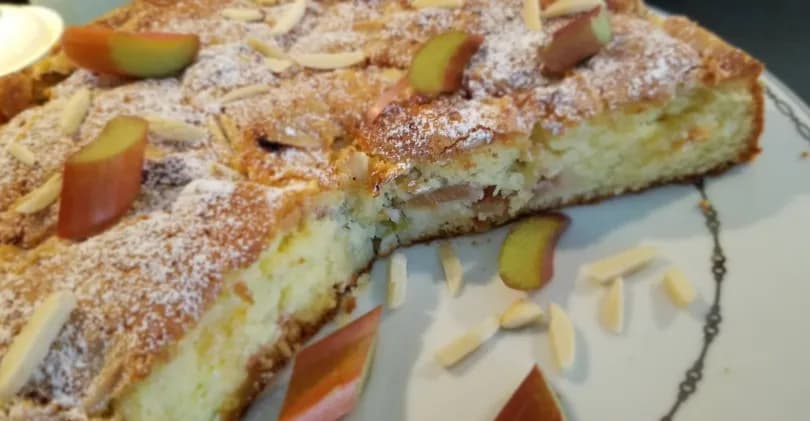 Najlepsze ciasto z rabarbarem i płatkami migdałowymi: prosty przepis krok po kroku