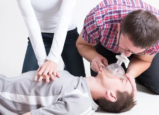 Ile kosztuje kurs pierwszej pomocy? Sprawdź ceny i wybierz najlepszą opcję dla siebie