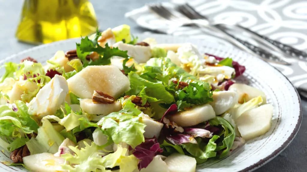 Najlepsza sałatka z kozim serem i gruszką - prosty przepis krok po kroku