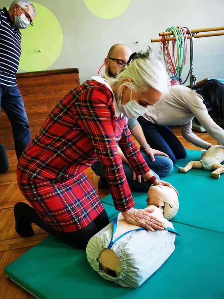 Czy wiesz, jak często nauczyciele muszą robić szkolenie z pierwszej pomocy? Sprawdź obowiązki!