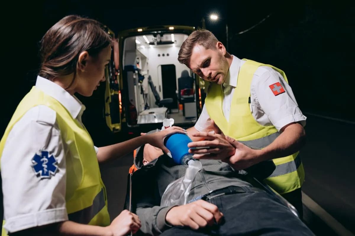 Co to jest BLS pierwsza pomoc? Kluczowe informacje, które ratują życie
