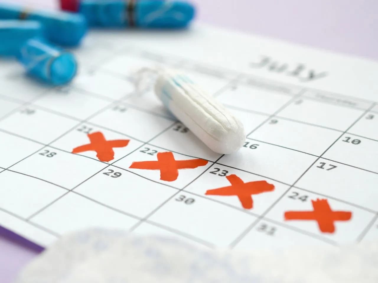 Przyczyny opóźnionego okresu: Co może oznaczać brak menstruacji?