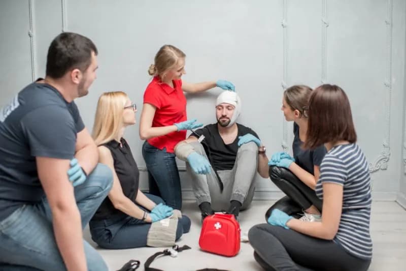 Kto może szkolić z pierwszej pomocy? Sprawdź wymagania i uprawnienia instruktorów