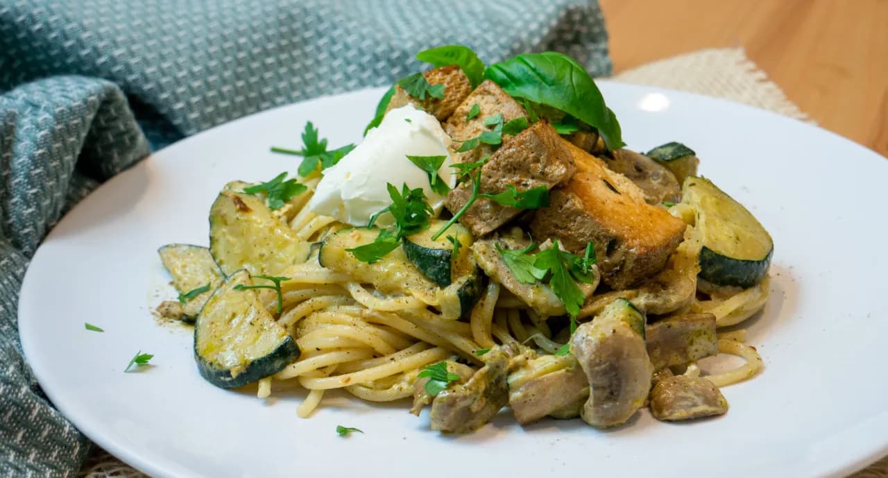 Najlepszy przepis na makaron z tofu i cukinią: szybki i prosty obiad